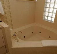 McNevins Warwick Motel and Gunyah Restaurant