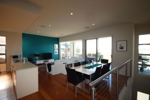 LJ Hooker Goolwa Holiday Rentals - 42 Underwood Avenue, Goolwa Beach - Nambucca Heads Accommodation 2