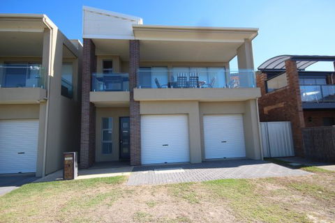 LJ Hooker Goolwa Holiday Rentals - 42 Underwood Avenue, Goolwa Beach - Nambucca Heads Accommodation 3