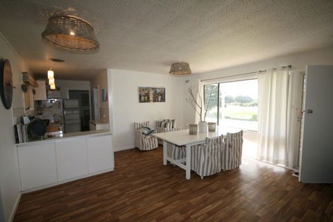 LJ Hooker Goolwa Holiday Rentals - 42 Underwood Avenue, Goolwa Beach - Nambucca Heads Accommodation 8