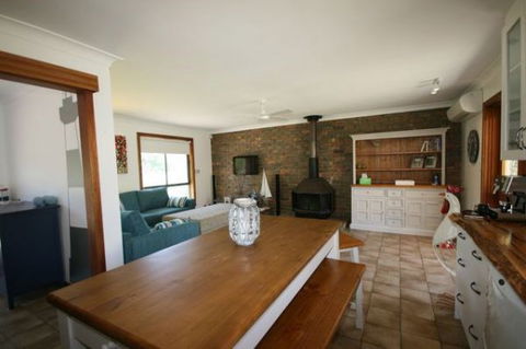 LJ Hooker Goolwa Holiday Rentals - 15 Eaton Avenue, Goolwa Beach - Nambucca Heads Accommodation 1