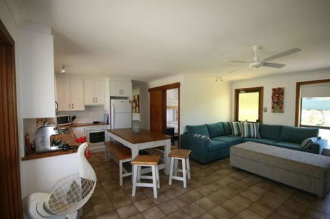 LJ Hooker Goolwa Holiday Rentals - 15 Eaton Avenue, Goolwa Beach - Nambucca Heads Accommodation 2