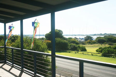 LJ Hooker Goolwa Holiday Rentals - 25 Barrage Road, Goolwa South - Nambucca Heads Accommodation 2