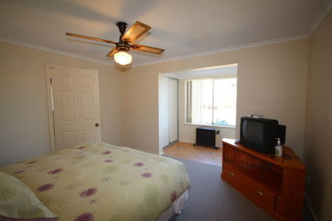 LJ Hooker Goolwa Holiday Rentals - 12 Willmett Road, Goolwa Beach - Nambucca Heads Accommodation 2
