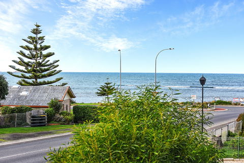 Ariadne - A Hop Skip And A Jump To The Beach With Sea Views - Nambucca Heads Accommodation 0