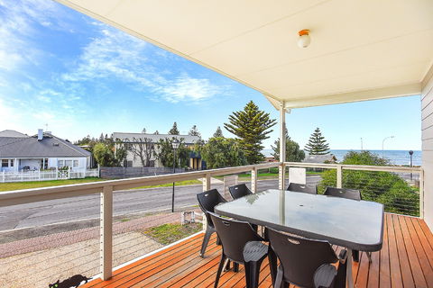Ariadne - A Hop Skip And A Jump To The Beach With Sea Views - Nambucca Heads Accommodation 1