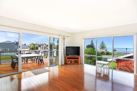 Ariadne - A Hop Skip And A Jump To The Beach With Sea Views - Nambucca Heads Accommodation 2