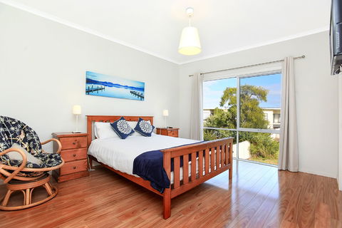 Ariadne - A Hop Skip And A Jump To The Beach With Sea Views - Nambucca Heads Accommodation 6