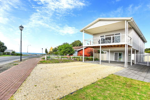 Ariadne - A Hop Skip And A Jump To The Beach With Sea Views - Nambucca Heads Accommodation 9