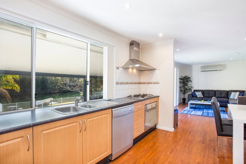 Waterfront Wonder At Lake Conjola - Nambucca Heads Accommodation 2