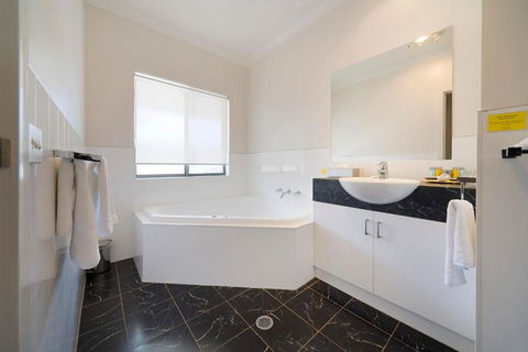 Blazing Stump Motel & Suites - Nambucca Heads Accommodation 5