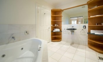 Lakeside Suites 2 - Nambucca Heads Accommodation 0