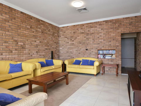 The House On The Lake At Fishing Point Lake Macquarie Honestly Put The Line In & Catch Fish - Nambucca Heads Accommodation 1