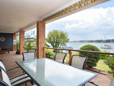 The House On The Lake At Fishing Point Lake Macquarie Honestly Put The Line In & Catch Fish - Nambucca Heads Accommodation 4