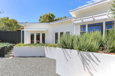 Barossa White House - Nambucca Heads Accommodation 0