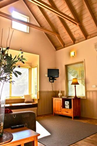 Autumn Leaf Cottage 1 - Nambucca Heads Accommodation 5