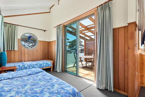 Black Dolphin Waterfront Townhouse Bay Views - Nambucca Heads Accommodation 3