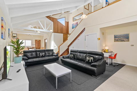 Black Dolphin Waterfront Townhouse Bay Views - Nambucca Heads Accommodation 4