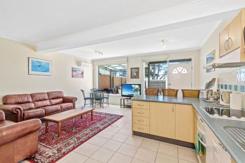 Black Dolphin Waterfront Apartment - Nambucca Heads Accommodation 1