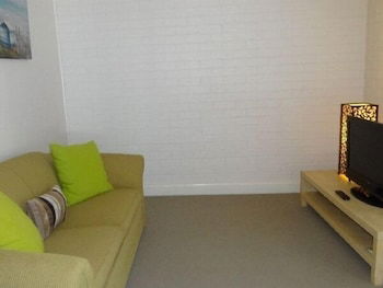 Ironbark - Deluxe Family Townhouse - Nambucca Heads Accommodation 5
