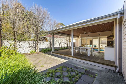 Inner Western Suburbs Retreat - Nambucca Heads Accommodation 1