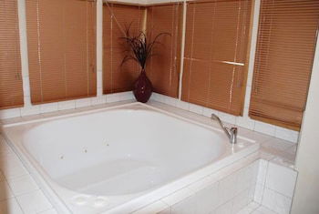 Square Bear - Nambucca Heads Accommodation 4