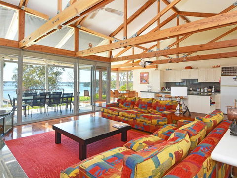 Morisset Bay Waterfront Views Lake House Looking Over Trinity Marina - Nambucca Heads Accommodation 6