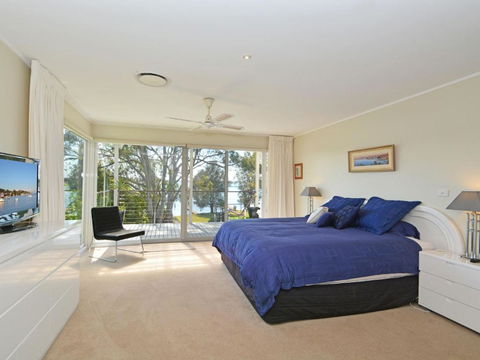 Morisset Bay Waterfront Views Lake House Looking Over Trinity Marina - Nambucca Heads Accommodation 5