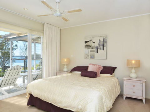 Morisset Bay Waterfront Views Lake House Looking Over Trinity Marina - Nambucca Heads Accommodation 1