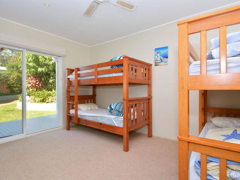 Morisset Bay Waterfront Views Lake House Looking Over Trinity Marina - Nambucca Heads Accommodation 2