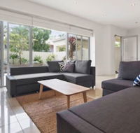 Luxury Townhouse 250m to the Beach