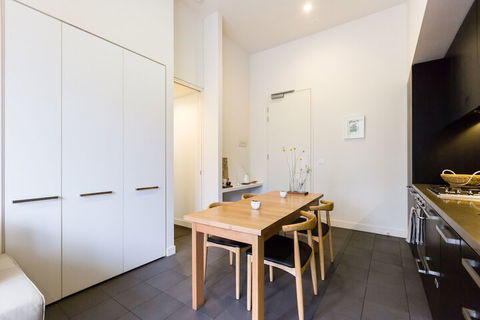GEORGE, 1BDR North Melbourne Apartment - Nambucca Heads Accommodation 2