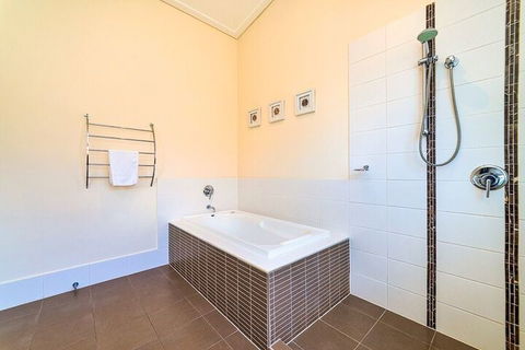 Bayhill Manor In Sanctuary Cove - Nambucca Heads Accommodation 4