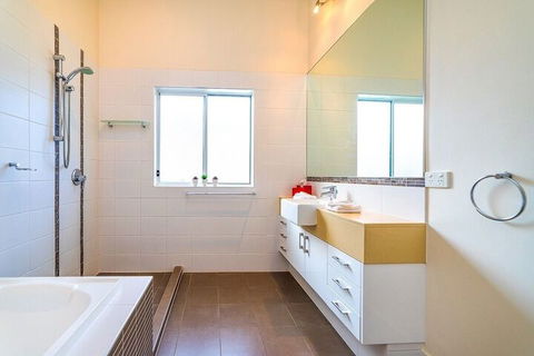 Bayhill Manor In Sanctuary Cove - Nambucca Heads Accommodation 1