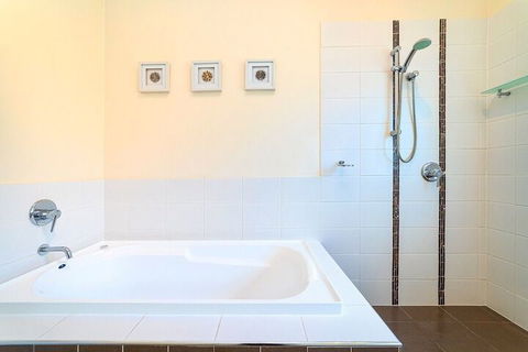 Bayhill Manor In Sanctuary Cove - Nambucca Heads Accommodation 2