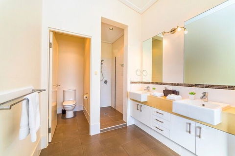 Bayhill Manor In Sanctuary Cove - Nambucca Heads Accommodation 5