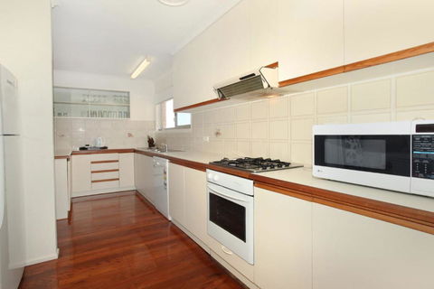 32 Barra Crescent Coolum Beach. Bond 500 FOXTEL WIFI Linen Supplied - Nambucca Heads Accommodation 5