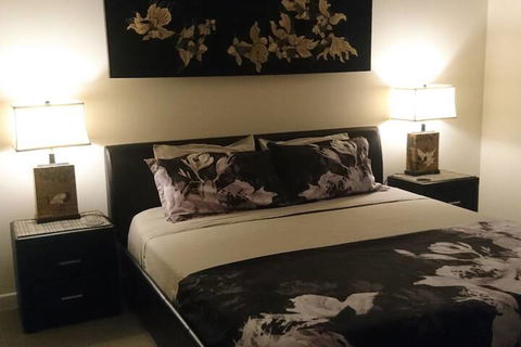 Palm Lakeside - Bowen, Whitsundays Wifi Netflix Private Cool Luxury - Nambucca Heads Accommodation 2