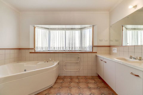 Lowes On The Lakes - Nambucca Heads Accommodation 3