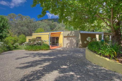 A Bach At Bright Bright VIC - Nambucca Heads Accommodation 1