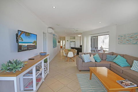 Unit 2 Beach Gallery 9 Andrew Street Point Arkwright 500 BOND LINEN SUPPLIED - Nambucca Heads Accommodation 6