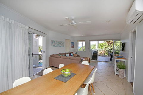 Unit 2 Beach Gallery 9 Andrew Street Point Arkwright 500 BOND LINEN SUPPLIED - Nambucca Heads Accommodation 3