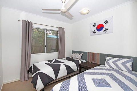 Unit 2 Sea Breeze Villas Coolum Beach - Nambucca Heads Accommodation 4