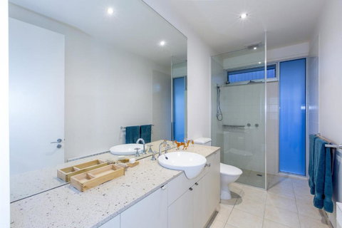 STYLISH HOLIDAY HOME OPPOSITE SURF - Nambucca Heads Accommodation 2