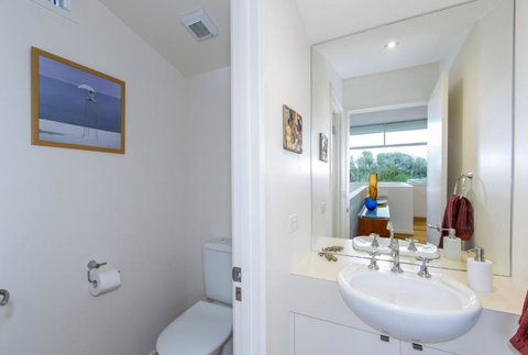 STYLISH HOLIDAY HOME OPPOSITE SURF - Nambucca Heads Accommodation 5