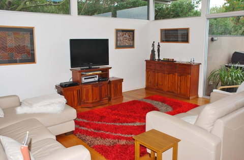 STYLISH HOLIDAY HOME OPPOSITE SURF - Nambucca Heads Accommodation 3