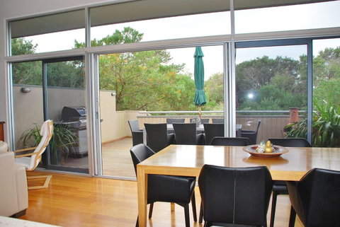 STYLISH HOLIDAY HOME OPPOSITE SURF - Nambucca Heads Accommodation 4
