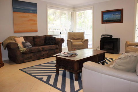 FRANGIPANI BEACH HOUSE PET FRIENDLY 22 Belbourie Cres Boomerang Beach - Nambucca Heads Accommodation 4