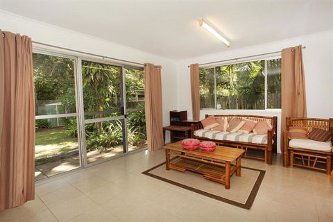 35 Santa Monica Avenue Coolum Beach Pet Friendly Linen Included - Nambucca Heads Accommodation 5