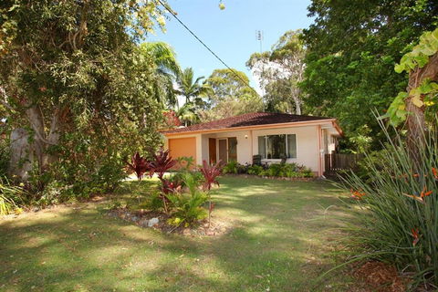 35 Santa Monica Avenue Coolum Beach Pet Friendly Linen Included - Nambucca Heads Accommodation 1